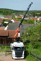 =Scania R580 der Firma  Schnabel  mit Palfinger-Kran steht auf einer Baustelle in Petersberg-Marbach, Mai 2017