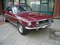 Ford Mustang 1 Convertible des Modelljahres 1968. Dieses tolle Cabriolet ist im Farbton royal maroon lackiert. Ibben brummt, am 22.04.2017.
