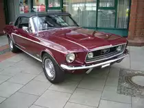 Ford Mustang 1 Convertible des Modelljahres 1968. Dieses tolle Cabriolet ist im Farbton royal maroon lackiert. Ibben brummt, am 22.04.2017.