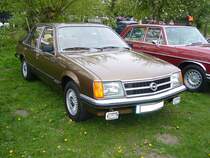 Opel Commodore C Berlina Limousine. 1978 - 1982. Der Commodore basiert auf dem Rekord, ist allerdings mit einem 6-Zylinderreihenmotor ausgerüstet. Dieser hat einen Hubraum von 
2490 cm³ und leistet 115 PS. In den letzten beiden Modelljahren konnte er auch als 2.5E geordert werden. Dann leistete der Wagen 130 PS. Oldtimertreffen Hörstel-Riesenbeck am 01.05.2017. 