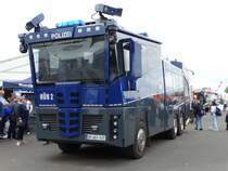Bundespolizei Hünfeld Mercedes Benz Actros WAWE 10.000 (Wasserwerfer mit 10.000 Liter Tank) am 12.05.17 auf der RettMobil in Fulda. Gebaut wurde er bei Rosenbauer
