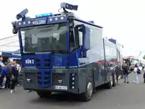 Bundespolizei Hünfeld Mercedes Benz Actros WAWE 10.000 (Wasserwerfer mit 10.000 Liter Tank) am 12.05.17 auf der RettMobil in Fulda. Gebaut wurde er bei Rosenbauer