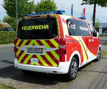 =Peugeot Expert steht zum Verkauf, gesehen auf dem Parkplatz der RettMobil Fulda, Mai 2017