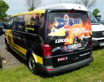 =VW T6 Heckansicht als Werbeträger der Firma LUKAS, gesehen auf dem Parkplatz der RettMobil in Fulda, Mai 2017