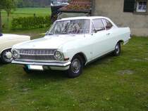 Opel Rekord A Coupe. 1963 - 1965. Hier wurde ein Coupe im Farbton chamonixweiß mit dem 1.7l Motor abgelichtet. Für ein solches Coupe waren bei der Markteinführung, im September 1963 
DM 8015,00 fällig. Der 4-Zylinderreihenmotor hat einen Hubraum von 1680 cm³ und leistet 67 PS. Oldtimertreffen Hörstel-Riesenbeck am 01.05.2017.