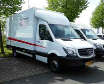 =MB Sprinter von  VAN OORT  aus den Niederlanden, abgestellt auf dem Parkplatz der RettMobil im Mai 2017