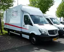 =MB Sprinter von  VAN OORT  aus den Niederlanden, abgestellt auf dem Parkplatz der RettMobil im Mai 2017