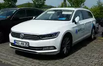=VW Passat der Firma  HAIX , abgestellt auf dem Parkplatz der RettMobil im Mai 2017