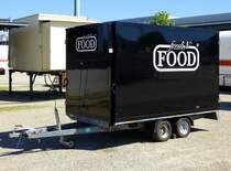 Anhnger mit Tandemachse und Werbung, Mai 2017