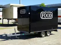 Anh�nger mit Tandemachse und Werbung, Mai 2017