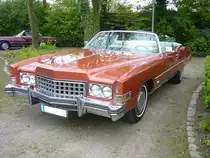Cadillac Fleetwood Eldorado Convertible des Modelljahres 1973. Der abgelichtete Cadillac ist im eleganten Farbton saturn bronce fire mist lackiert. Der V8-motor hat einen Hubraum von
8194 cm³ und leistet 238 PS. Oldtimertreffen Hörstel-Riesenbeck am 01.05.2017.