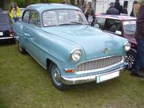 Opel Olympia Rekord Limousine des Modelljahres 1956. Der Olympia Rekord wurde von 1953 bis 1957 mit fast jährlichen  Facelifts  produziert. Es gab eine zweitürige Limousine, eine Cabriolimousine, sowie einen Kombi- bzw. Kastenwagen. Der 4-Zylinderreihenmotor hat einen Hubraum von 1488 cm³ und leistet ab dem Modelljahr 1956 45 PS. OLdtimertreffen Hörstel-Riesenbeck am 01.05.2017.