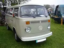 VW T2b Kleinbus. 1972 - 1979. Der abgelichtete Bus entstammt dem Modelljahr 1973. Der im Heck verbaute 4-Zylinderboxermotor hat einen Hubraum von 1570 cm³ und leistet 50 PS. Oldtimertreffen Hörstel-Riesenbeck am 01.05.2017.