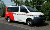 =VW T5 steht auf dem Parkplatz der RettMobil 2017 in Fulda, Mai 2017