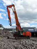Zaxis Abriss Raupenbagger am 21.05.17 in Frankfurt am Main durch den Bauzaun fotografiert