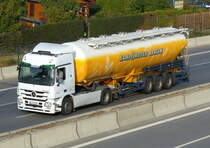 MB Actros ''Kampffmeyer'' auf der A100 in Berlin im Oktober 2016.