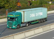 Scania R 450 ''China Shipping'' auf der A100 in Berlin im Oktober 2016.