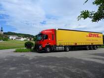 RENAULT-Sattel mit DHL-Auflieger; ist in Ampflwang abgestellt; 170524