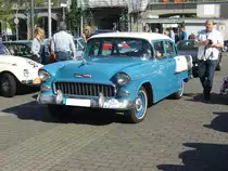 Chevrolet Series 2400C Bel Air des Modelljahres 1955. Hier wurde ein Modell in der Karosserieversion Sedan abgelichtet. Von diesem Karosserietyp verkaufte Chevrolet im Jahr 1955 345372 Einheiten. Der Einstiegspreis lag bei US$ 1932,00. Start zur ADAC-Oldtimer Ausfahrt Mülheim/Ruhr am 21.05.2017.
