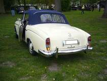 Heckansicht eines Mercedes Benz W180/2 220S Cabriolet. 1958 - 1960. Ein solches Cabriolet kostete 1958 DM 21500,00. Dafür bekam man eine elegantes Cabriolet, das mit einem
6-Zylinderreihenmotor ausgestattet war. Dieser leistet 106 PS aus 2195 cm³ Hubraum. Oldtimertreffen Hörstel-Riesenbeck am 01.05.2017.