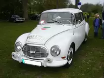 DKW 1000S de Luxe Coupe aufgebaut als Streifenwagen. 1962 - 1963. Gemäß Recherche soll dieses Fahrzeug bei der Autobahnpolizei Münster in Dienst gestanden haben. Motorisiert ist der Wagen mit einem 3-Zylinderreihenzweitaktmotor, der aus 980 cm³ Hubraum 50 PS leistet. Oldtimertreffen Hörstel-Riesenbeck am 01.05.2017.