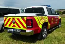 =VW Amarok der Werksfeuerwehr von  Volkswagen Sachsen  steht auf dem Parkplatz der RettMobil 2017 in Fulda, Mai 2017