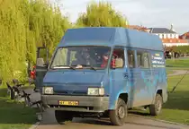 Nissan Lieferwagen (auf Renault-Basis?), leider ohne Modellbezeichnung, ich vermute dass es sich um einen Primastar/Interstar handelt (Obwohl laut einige Infoquellen der Name erst ab ende 90ern benutzt wurde). Update, mittlerweile ausgefunden: Es ist ein Nissan Trade, der in Spanien gebaut wurde nachdem Nissan die Ebro Werke angekauft hat. Aufnahmezeit: 22.04.2017