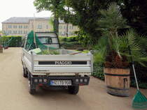Heckpartie eines Piaggio Porter und auch Arbeitsgeräte am 19. Mai 2017 im  Schloßpark von Blankenburg.

