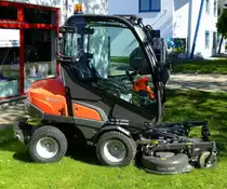 Husqvarna P525D, mit angebautem Rasenm�her, das allradgetriebene Fahrzeug aus Schweden bietet viele M�glichkeiten f�r Anbauger�te, 3-Zyl.Dieselmotor von Kubota, Mai 2017