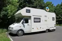 Wohnmobil auf IVECO Turbo Daily Basis an der Burg Uda in Oedt, 25.5.17

Die Seite sieht unspektaktulär aus, bis auf die Satellitenschüssel, aber die Rückseite...