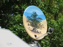 Großansicht der Satellitenschüssel auf dem IVECO Turbo Daily an der Burg Uda in Oedt, 25.5.17