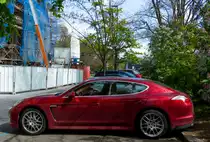 Porsche Panamera inder Farbe  Rubinrot , gesehen in Prag am 23.4.2017