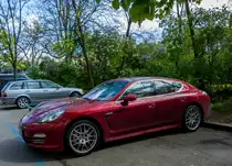 Porsche Panamera inder Farbe  Rubinrot , gesehen in Prag am 23.4.2017