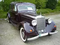 Mercedes Benz W136 VI 170Va. 1950 - 1953. Bereits 1946 hat Daimler-Benz wieder die Produktion des Vorkriegsmodelles 170V wieder aufgenommen. Im Mai 1950 kam der modifizierte W136 VI auf als Diesel- oder Benzinmodell auf den Markt. Der im Farbton marone lackierte Wagen hat einen 4-Zylinderreihenmotor der aus 1767 cm³ Hubraum 45 PS leistet. Oldtimertreffen Hörstel-Riesenbeck am 01.05.2017.