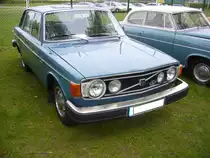 Volvo 144 S de Luxe aus dem Modelljahr 1972. Die Baureihe 140 wurde mit etlichen Veränderungen an Karosserie und Technik von 1966 - 1974 produziert. Der abgelichtete Volvo wurde 1972 an einen Arzt in der DDR ausgeliefert und von diesem bis zum Ende der DDR genutzt. Der 4-Zylinderreihenmotor hat einen Hubraum von 1985 cm³ und leistet 95 PS. Oldtimertreffen Hörstel-Riesenbeck am 01.05.2017.