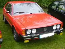 VW Scirocco 1. 1974 - 1980. Beim Scirocco 1 handelt es sich eigentlich um einen Golf 1 in Coupeform. Für das Design zeichnet sich Giugiaro verantwortlich. Der marsrote Scirocco TS auf dem Foto hat einen 4-Zylinderreihenmotor, der aus 1471 cm³ Hubraum 85 PS leistet. Die Höchstgeschwindigkeit liegt bei 172 km/h. Oldtimertreffen Hörstel-Riesenbeck am 01.05.2017.