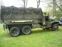 Profilansicht eines GMC 2.5to 6x6 Cargo Truck. 1941 - 1945. Oldtimertreffen Hörstel-Riesenbeck am 01.05.2017.