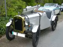 Austin Seven. 1922 - 1939. Der Seven trug erheblichen Anteil zur Volksmotorisierung Großbritaniens zwischen den beiden Weltkriegen bei. Er war in etlichen Karosserievarianten lieferbar. Der abgelichtete Seven aus dem Jahr 1928 ist mit einer Aluminiumkarosserie (Einzelanfertigung) des britischen Karosseriebauers RTC ausgestattet. Der 
4-Zylinderreihenmotor hat einen Hubraum von 747 cm³ und leistet 10,5 PS. Der Wagen erreicht eine Höchstgeschwindigkeit von 80 km/h. Oldtimertreffen Hörstel-Riesenbeck am 01.05.2017.