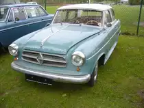 Borgward Isabella Limousine. 1954 - 1962. Die Isabella war das erfolgreichste Automobil der Firma Borgward. Er war technisch hervorragend konzipiert und seine äußere Form wurde mit großem Beifall begrüßt. Hier wurde eine Isabella abgelichtet, wie sie ab 1958 gefertigt wurde. Dieses ist am kleinen Rhombus im Kühlergrill erkennbar. Der 4-Zylinderreihenmotor hat einen Hubraum von 1493 cm³ und leistet 60 PS. Oldtimertreffen Hörstel Riesenbeck am 01.05.2017.