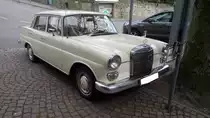 Mercedes Benz W110 200. 1965 - 1968. Der W110 wurde bereits 1961 mit einem 1.9l Motor vorgestellt. Im Juli 1965 wurde das abgelichtete Modell eingeführt. Der 
4-Zylinderreihenmotor wurde auf 1988 cm³ aufgebohrt und leistet jetzt 95 PS. Tecklenburg am 06.05.2017. 