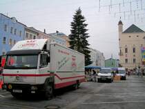 MB mit integriertem Verkaufstand am Hauptplatz von Ried i.I.; 090105