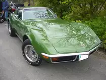 Chevrolet Corvette C3 Stingray. 1967 - 1982. Hier wurde eine Corvette des Modelljahres 1972 im Farbton gulf green abgelichtet. In diesem Modelljahr konnte der Stingray mit zwei verschiedenen V8-motoren geordert werden: 5735 cm³ mit 300 PS und 7440 cm³ mit 330 PS. Oldtimertreffen Hörstel-Riesenbeck am 01.05.2017.