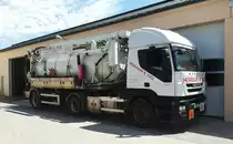 Iveco Stralis 420 Tanksattelzug zur Kanalreinigung. Fotografiert am 29.05.2017 in Eggenfelden auf einem Betriebsgelände aber vom öffentlichen Besucherparkplatz aus