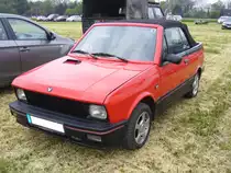 Zastava Yugo 65 EFI Cabriolet. 1981 - 1999. Die Modelle von Zastava kamen ab 1981 als Kleinwagen im Niedrigpreissegment auf den Markt. Recht schnell produzierte die Fabrik in Kragujevac (heute Serbien) den Kleinwagen auch als Cabriolet. Hier wurde ein 65 EFI abgelichtet. Der 
4-Zylinderreihenmotor leistet aus 1301 cm³ Hubraum 65 PS. Daher reduziert auch die Typbezeichnung. Oldtimertreffen Hörstel-Riesenbeck am 01.05.2017.