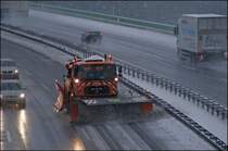 R�umeinsatz-Aufnahme vom 04.12.2008: MAN 19.364 r�umt die dritte Fahrspur bei L�denscheid-S�d.