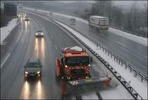 R�umeinsatz-Aufnahme vom 04.12.2008: MAN 19.364 r�umt die dritte Fahrspur bei L�denscheid-S�d.

