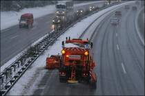 Nachschuss auf den MAN 19.364. Dem Sprinterfahrer auf der Gegenfahrbahn scheint die Dunkelheit noch nicht aufgefallen zusein.... Ohne Licht geht es durch das verschneite Sauerland. (04.12.2008)