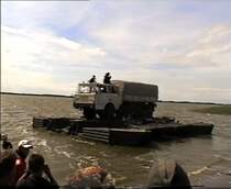 einem Tatra 813 wird das Schwimmen beigebracht;
Huckepack auf der kompletten Gleiskettenf�hre im Saaler Bodden beim
3. Internationalen Ostblock-Fahrzeugtreffen 2004 in P�tnitz
(Videoausschnitt)
hiermit konnten auch T 55 und T 72 �bergesetzt werden