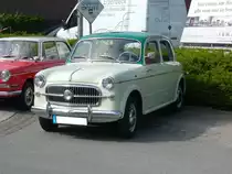 Fiat 1100-103E von 1956. Das Modell wurde 1953 als  Nuova Millecento  vorgestellt. Durch seine Pontonform hob er sich schon rein optisch vom Vorgängermodell, das bereits 1937 vorgestellt wurde ab. Nur im Modelljahr 1956 gab es das abgelichtete Modell 1100-103E. Der 
4-Zylinderreihenmotor hat einen Hubraum von 1089 cm³ und leistet 4o PS. Oldtimertreffen Glandorf am 14.05.2017.