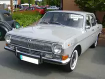 GAZ Wolga M24 Limousine. 1967 - 1992. Um in den Genuss dieses Autos zu Gelangen, mußten sich die Kunden aber bis Juli 1970 gedulden, da der Wagen ab diesem Zeitraum erst offiziell ausgeliefert wurde. Außerhalb des Ostblockes gab es nur in Belgien eine gute Vertriebsstruktur für dieses Auto. Der 4-Zylinderreihenmotor hat einen Hubraum von 2445 cm³ und leistet 95 PS. Oldtimertreffen Glandorf am 14.05.2017.